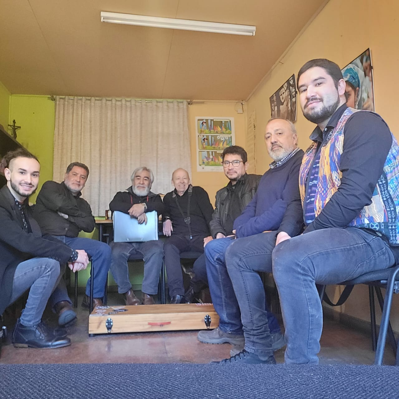 El grupo reunido antes de actuar